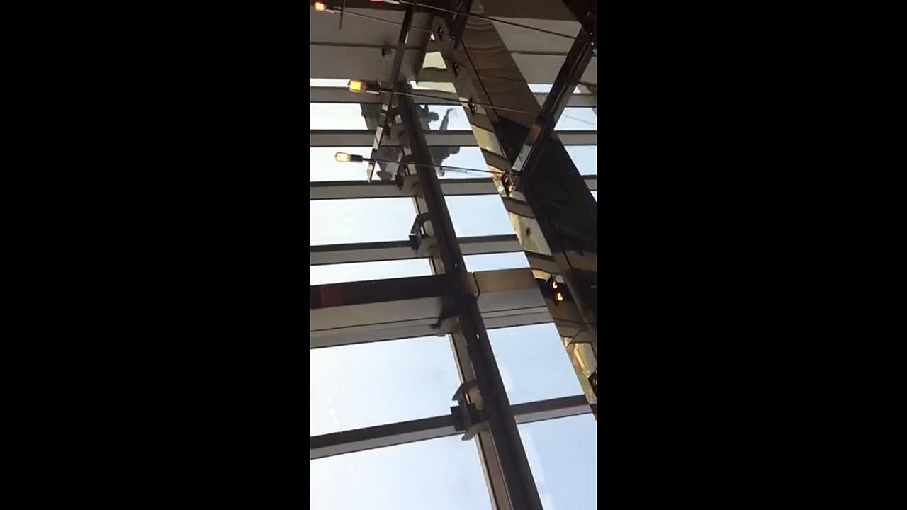 Ces laveur de carreaux suspendus au 90eme étages vont passer un mauvais moment en l'air... Flippant