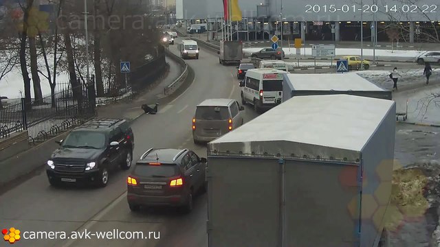 Ce piéton russe se fait percuter et écraser par un 4x4