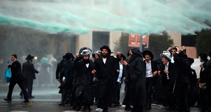 İsrail Polisi, Zorunlu Askerliğe Karşı Eylem Yapan Ultra-Ortodoks Yahudilere Saldırdı