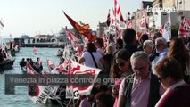 Venezia protesta contro navi da crociera tra i canali Ognuna