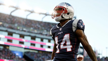 Brady drops it off to Cooks on a shovel pass, who sweeps right into the end zone