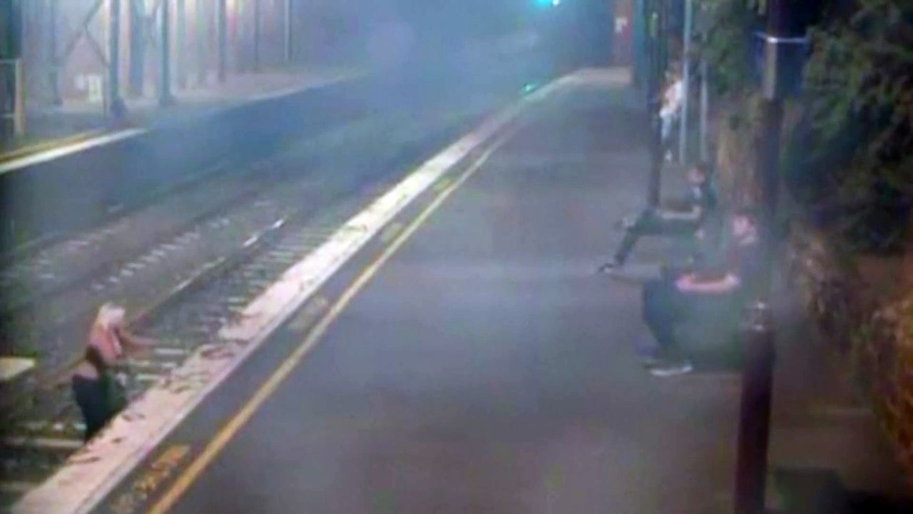 Une femme manque de se faire percuter par un train