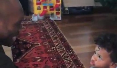 Atiba'nın oğluna ıslık çalmayı öğrettiği anlar izleyenleri güldürdü