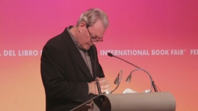El escritor Paul Auster recibió la recibió la Medalla Carlos Fuentes en Guadalajara