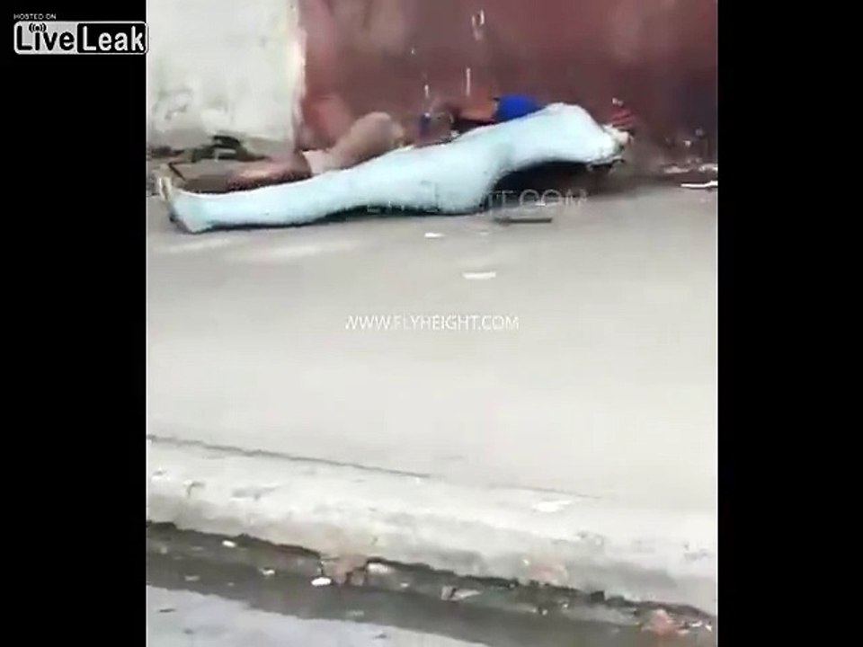 *DRUNK MAN* SEXUALLY ASSAULTS MANNEQUIN = in da crotch™®