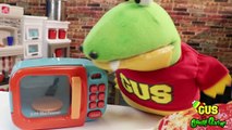 Gus the Gummy Gator gets TRAPPED IN A MICROWAVE and chased by Giant Spider! Pretend play Family Fun-sPJNADptYsA
