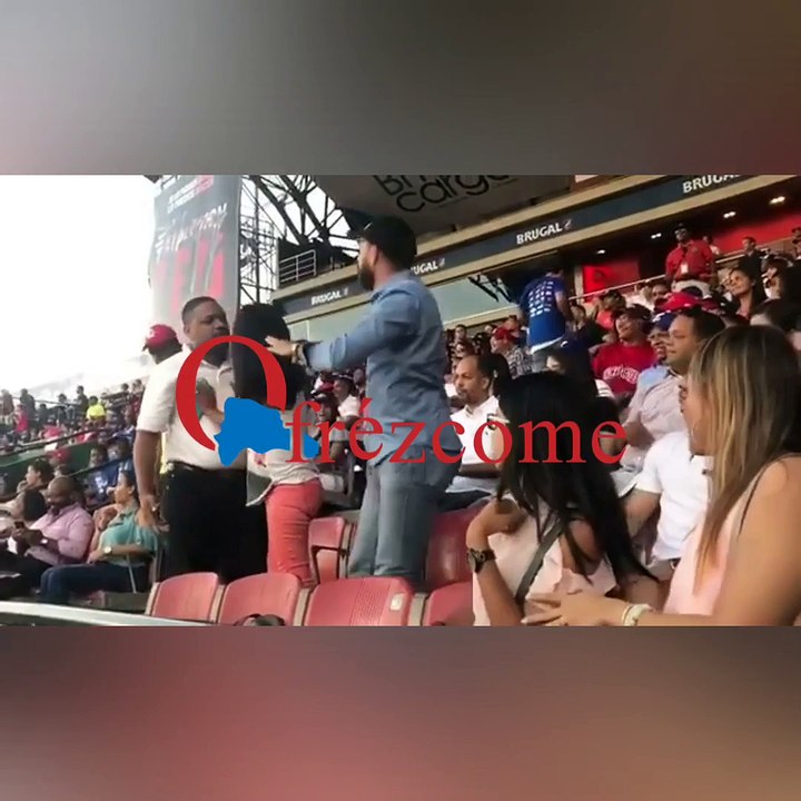 Pleito entre hombre y mujer en el Estadio Quisqueya