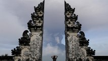 أندونيسيا تعلن حالة التأهب القصوى بسبب ثوران بالي وتدعو السكان للرحيل