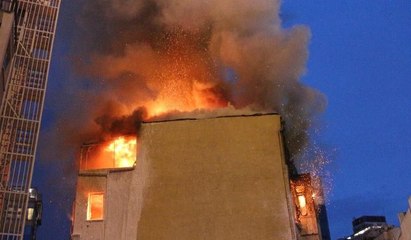Beyoğlu'nda 3 katlı bina alev alev yandı