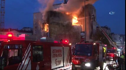 Taksim'de Yangın! Metruk Bina Alev Alev Yandı