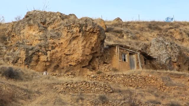 Kayalara Yapılan Taş Evler Dikkat Çekiyor
