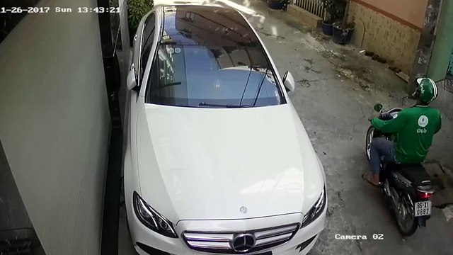 Ngọc nữ bolero bị bẻ kính xế hộp