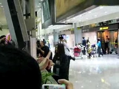 [fanvid] Mai Kuraki arrives in Taiwan 071120