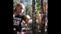 Cette petite fille qui défonce un arbre est très impressionnante