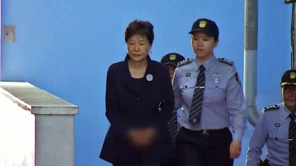 '불출석' 박근혜 재판 내일로 연기..."심사숙고 기회" / YTN