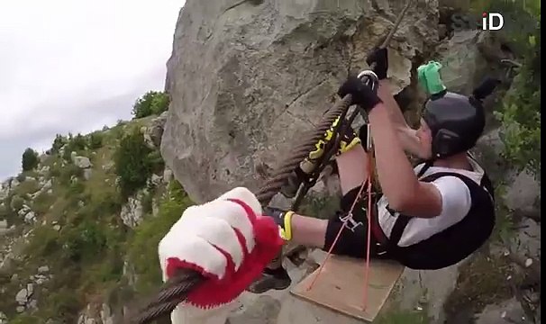 Des russes font de la tyrolienne et sautent dans le vide