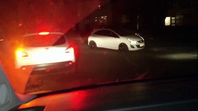 Ces Anglais ont une bonne technique pour stopper le téléphone au volant