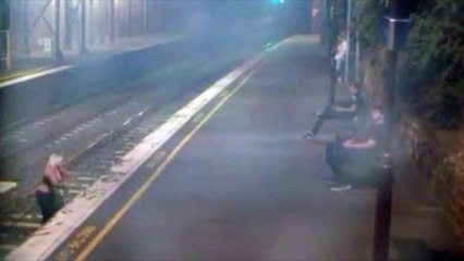 Une femme ivre manque d'être percutée par un train