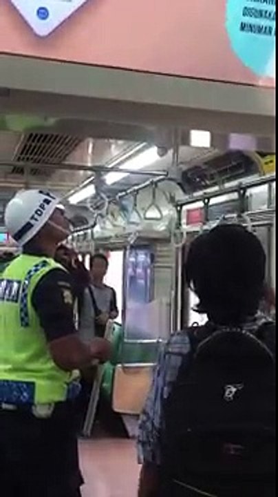 Il attrape et tue un serpent à main nue dans un train