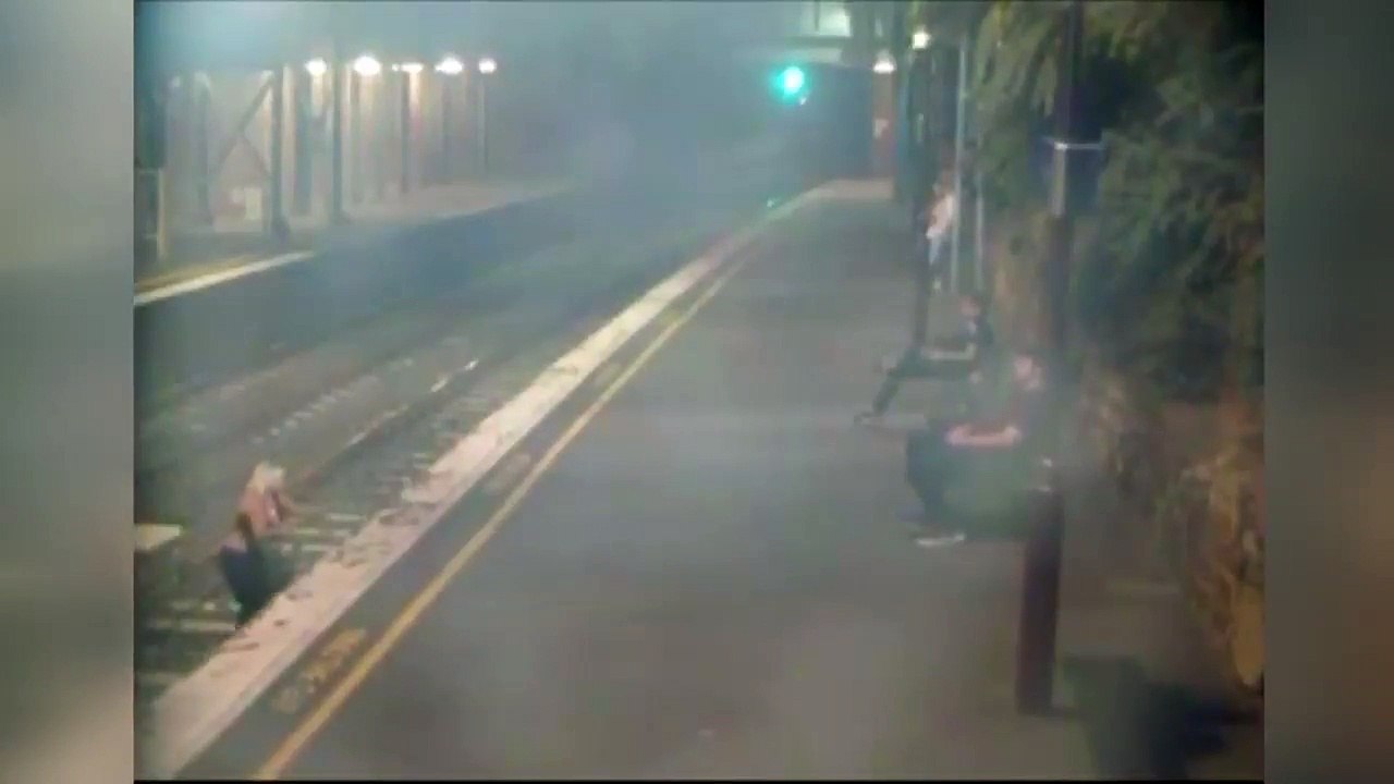 Une femme ivre tombe sur la voie juste au moment où un train arrive en gare en Australie