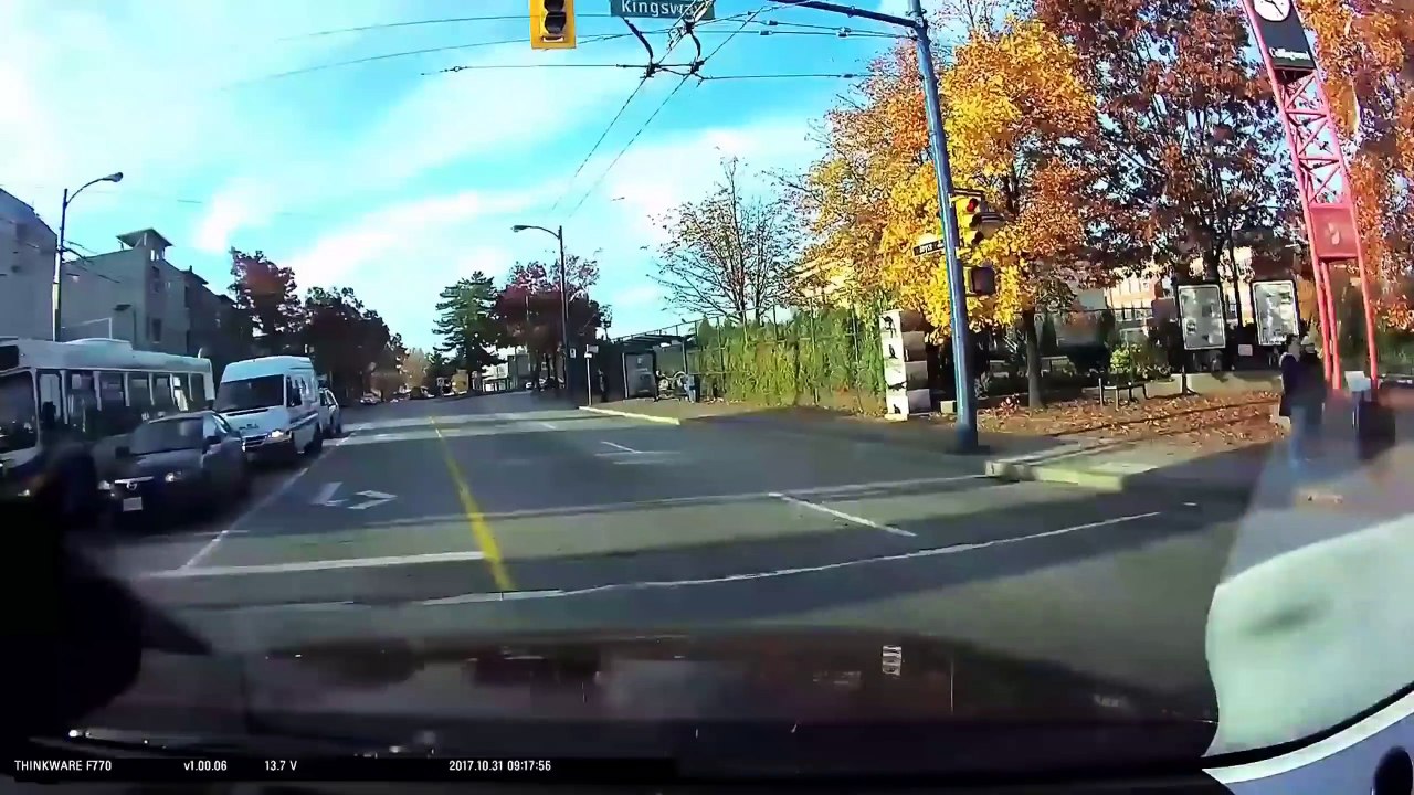 Une joggeuse traverse sans regarder et se fait percuter le bras au Canada