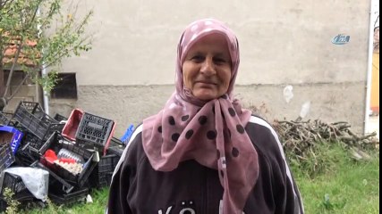 Download Video: Kara Lastiklerini Çıkartıp Bankaya Çorapları İle Giren Yaşlı Kadın: “Saygımdan Dolayı Çıkarttım