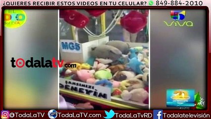 Quiso sacar un peluche pero se encontró con una sorpresa-Noticiero Univisión-Video