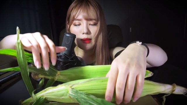 띠미의 엽기적인 병맛 ASMR 생으로 먹는 옥수수 이팅사운드 [ raw corn eating sound ]