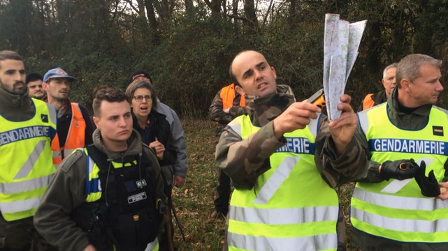 Bénévoles et gendarmes recherchent le disparu dans les environs