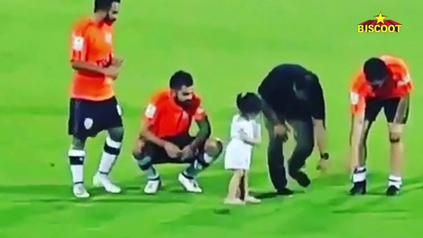 Virat Kohli Lashes Out At FANS For Harassing MS Dhoni Oustide House In Delhi