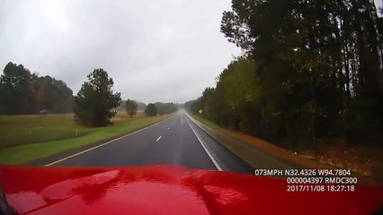 Percutant une biche cette voiture explose en pleine route !