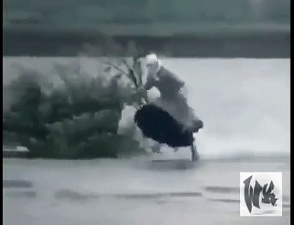 Velha na chuva
