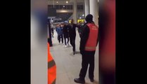 Un homme en colère dans une gare se fait taser par la police.