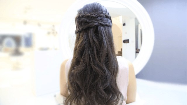 لإطلالة نهارية أنيقة وبخمس دقائق ننصحك بتطبيق هذه الضفائر