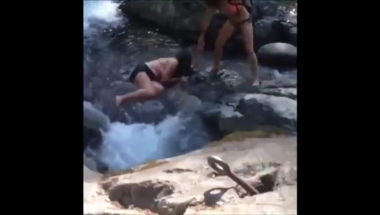 Elle essaie de traverser une rivière alors qu'elle est bourrée... Raté