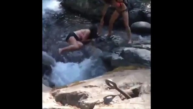 Elle essaie de traverser une rivière alors qu'elle est bourrée... Raté