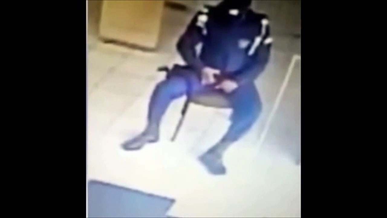 Ce flic débile se tire dans la jambe en jouant avec son arme... pas de chance