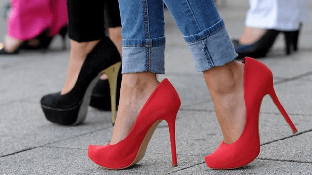 عندما تقع النساء أرضاً بسبب الكعب العالي