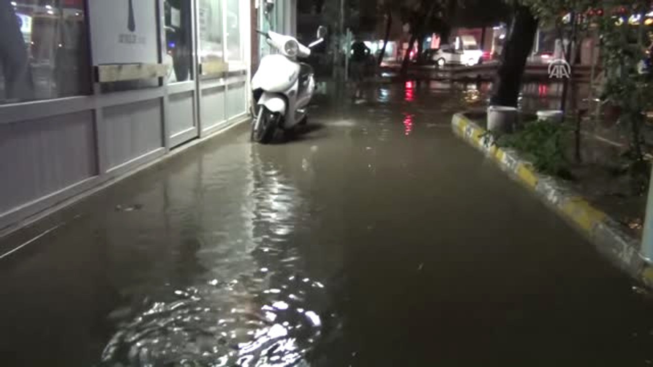 Şiddetli Yağış, Ayvalık İlçesinde Etkili Oldu