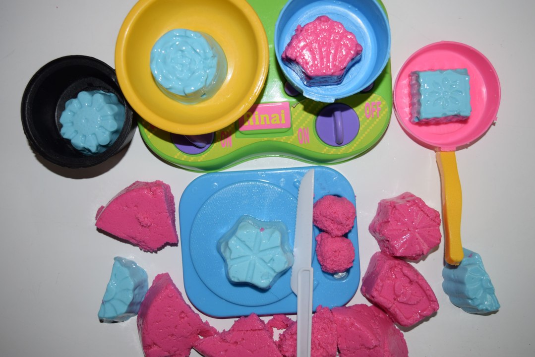 Memotong Kue Play-Doh, (Cutting Play-Doh Cake)