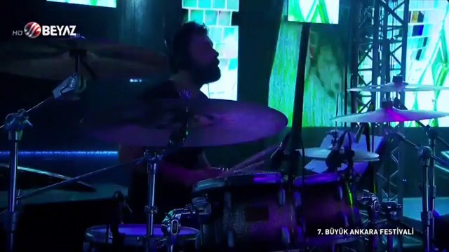 İrem Derici Ağlaya Ağlaya, Harun Kolçak Gir Kanıma Şarkısını Söyledi.