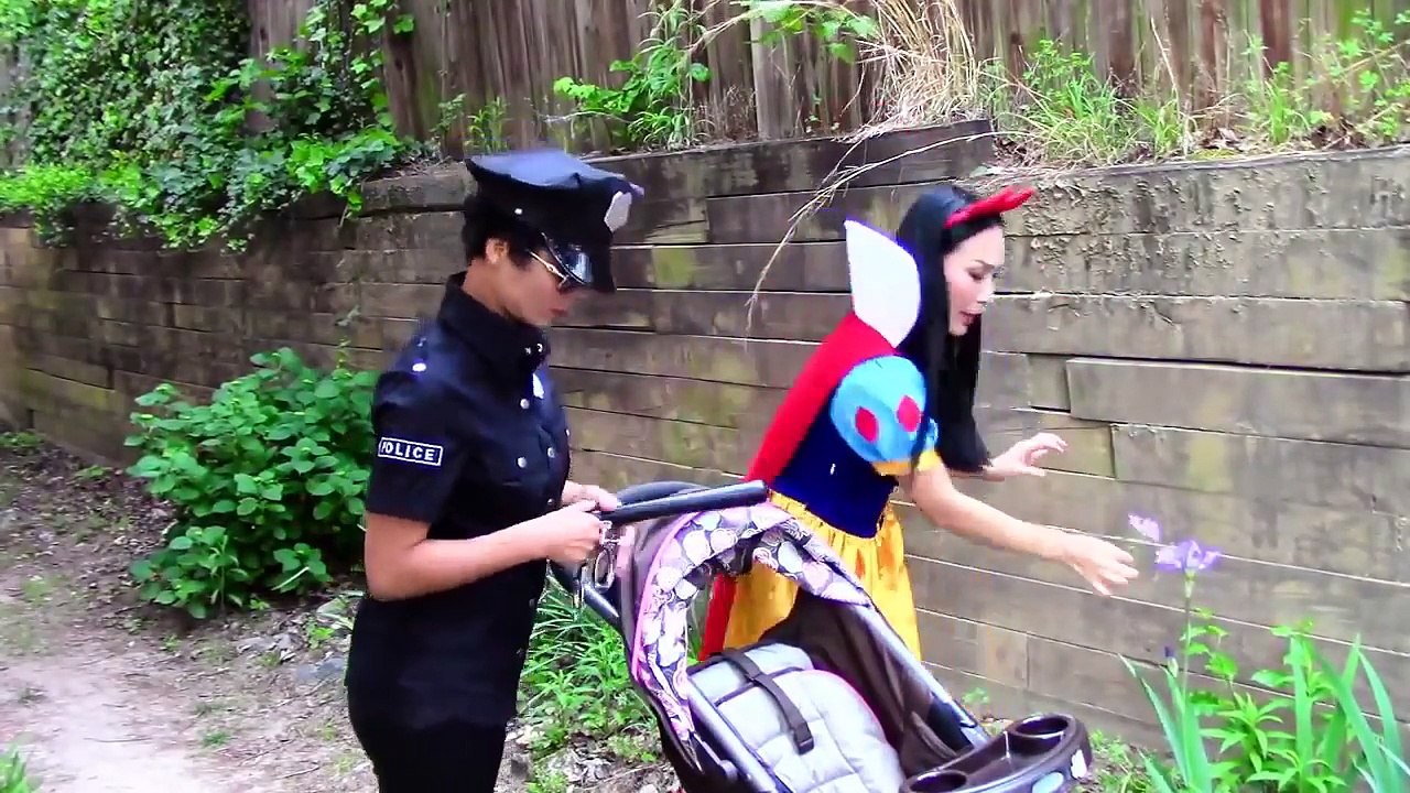 ジョーカーは、ゾンビになります！ 冷凍エルザ対スパイダーマン！ 実際の生活の中でピンクメイデイ・パーカー、ジョーカー、スーパーマン、ベノム