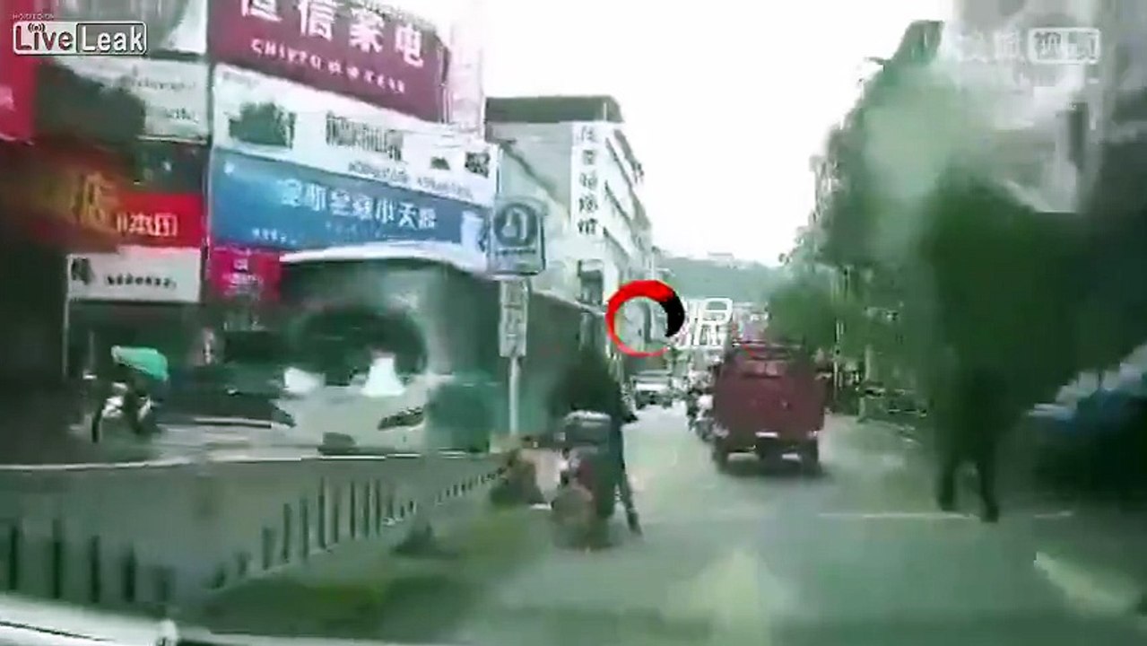 Scaffolding collapses onto pedestrians and vehicles