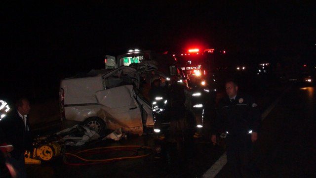 Ticari Araç Kamyona Çarptı: 1 Ölü, 1 Yaralı