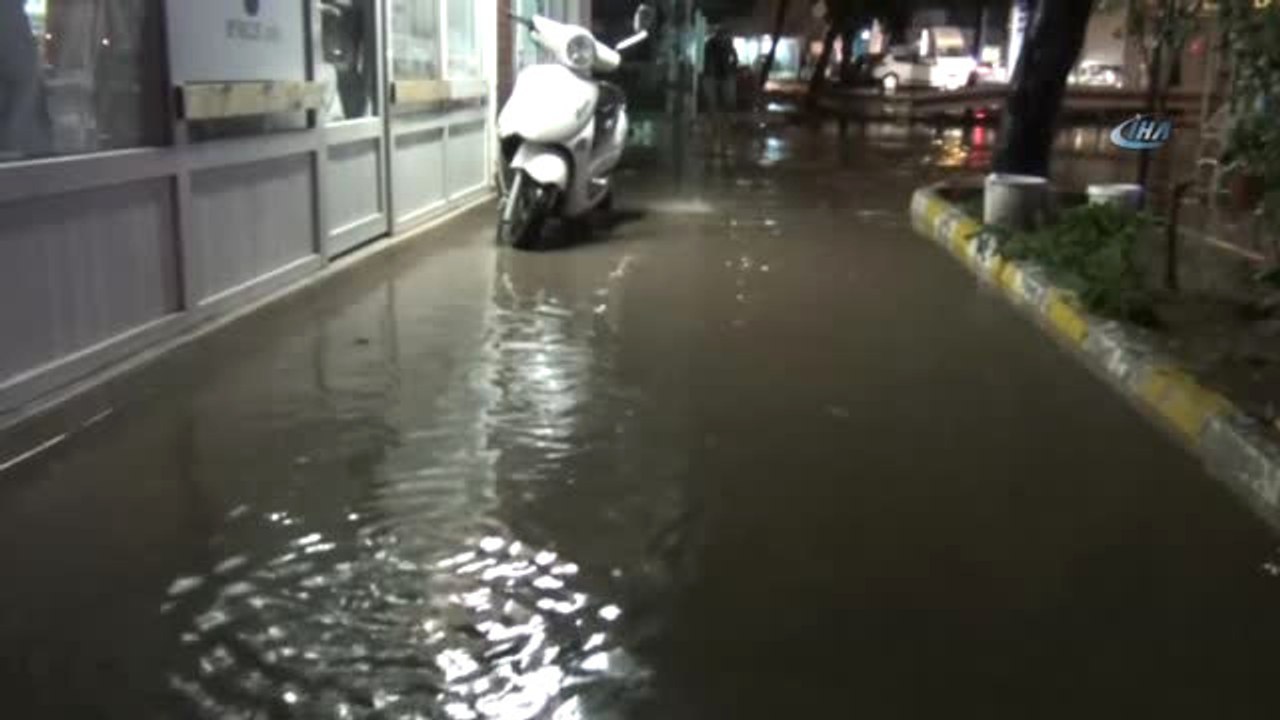 Ayvalık Yağmura Teslim Oldu, Çok Sayıda Ev ve Eski Otogar Sular Altında Kaldı