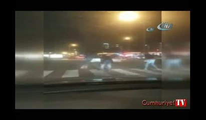 Kırmızı ışıkta birdirbir oynadılar