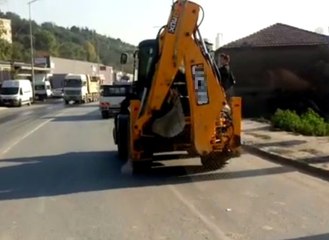 Öğrenciler Okula İş Makinesiyle Götürüldü