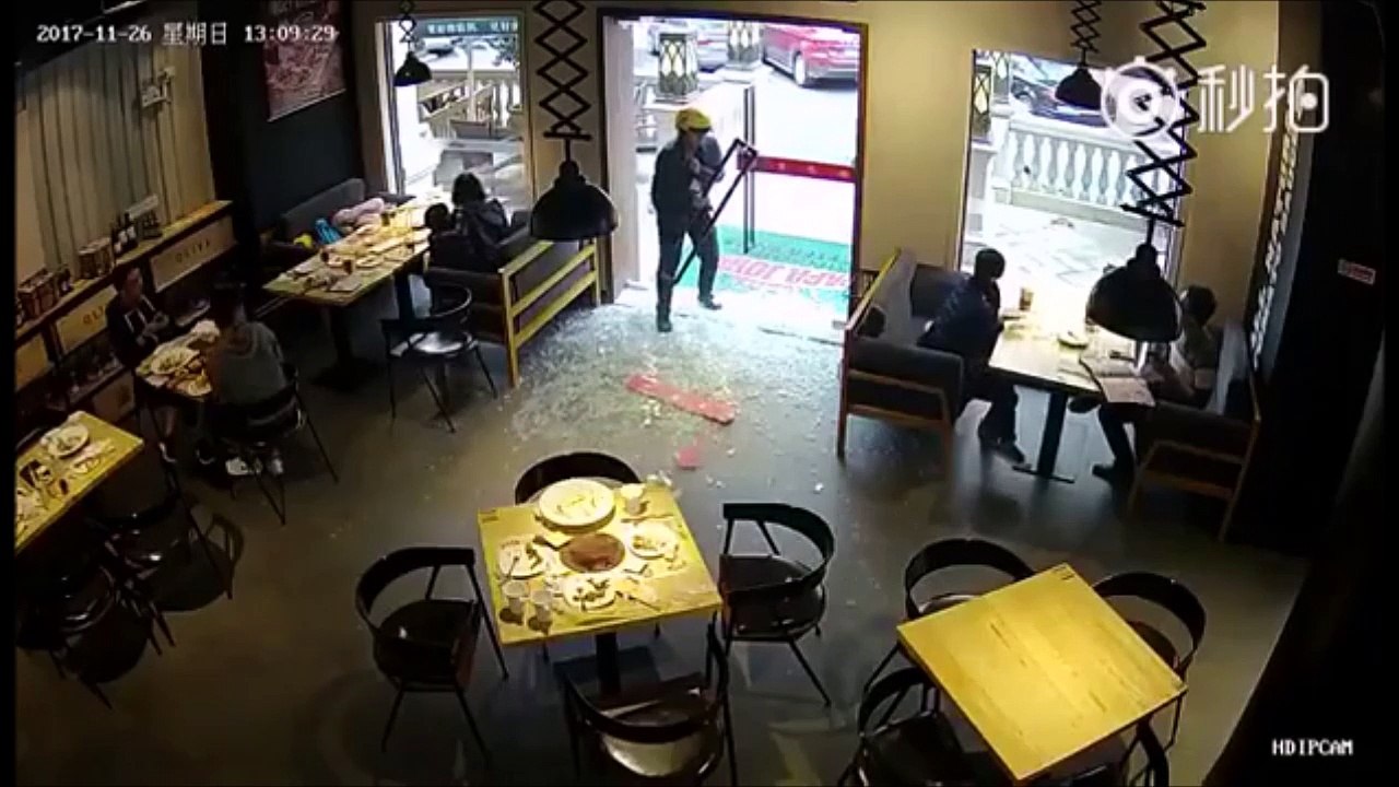 Ce gars fait une entrée fracassante dans ce restaurant... Il en éclate même la porte