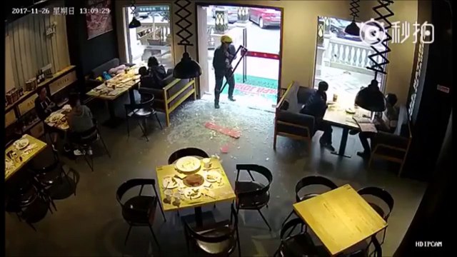 Ce gars fait une entrée fracassante dans ce restaurant... Il en éclate même la porte