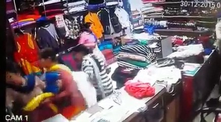 rohtak ke kila road market ke dukan me guse bull | chhupti rahi ladies dukan me | funny vines